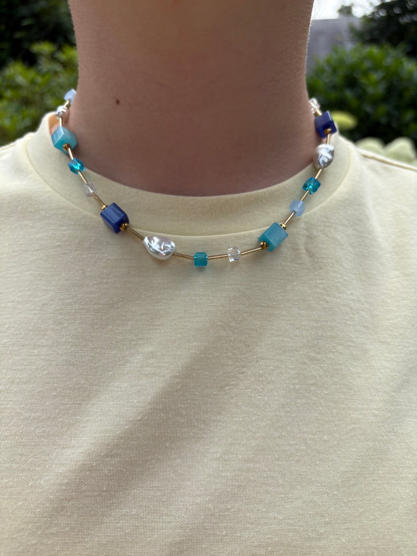 Collier Victoria perles bleues et acier inoxydable doré