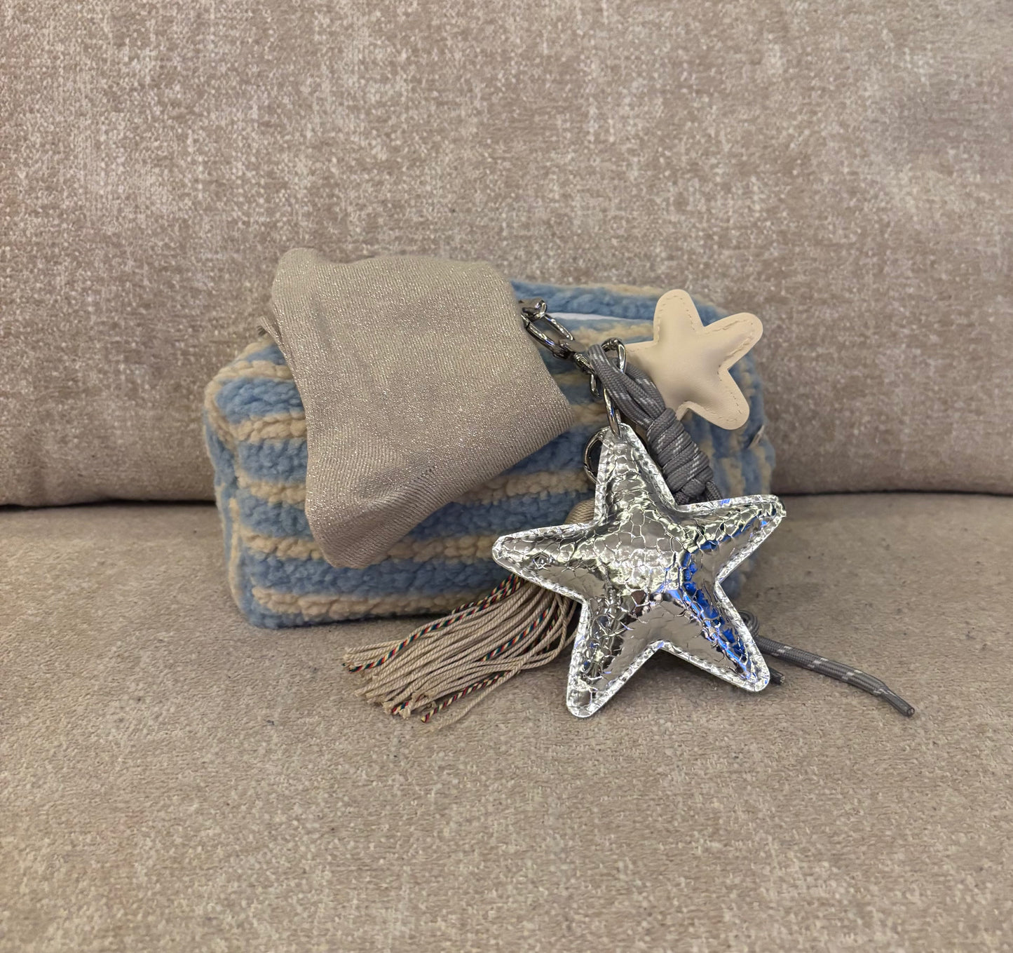 Petite trousse surprise - accessoires (porte-clés et chaussettes à paillettes)