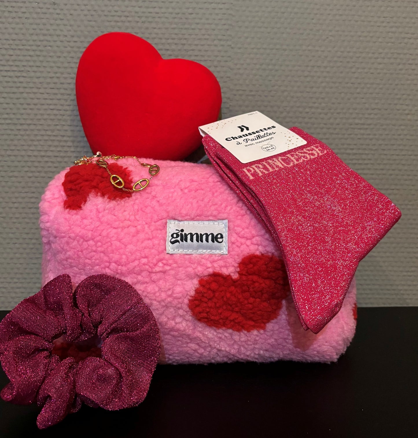 Trousse surprise Saint-Valentin (bracelet, chaussettes et chouchous à paillettes)