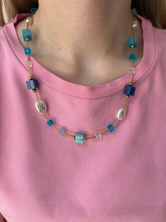 Collier Victoria perles bleues et acier inoxydable doré