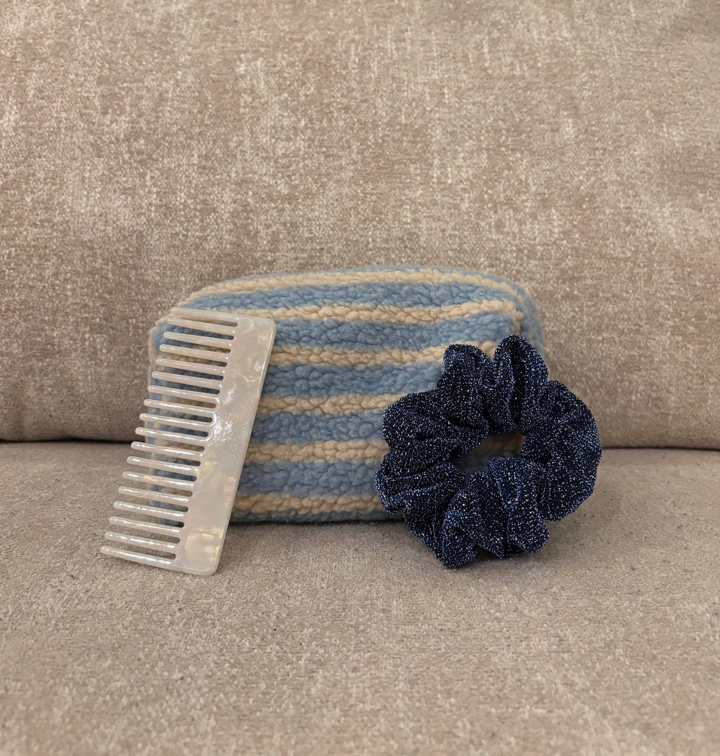 Petite trousse surprise - accessoires pour cheveux (chouchou et peigne)