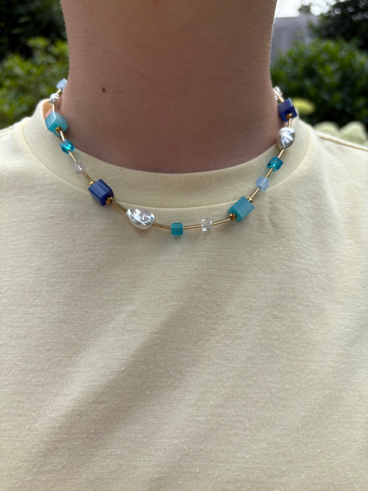 Collier Victoria perles bleues et acier inoxydable doré