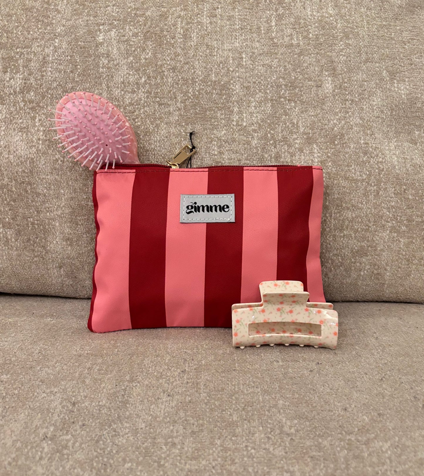 Petite trousse surprise - accessoires cheveux (pince et brosse)