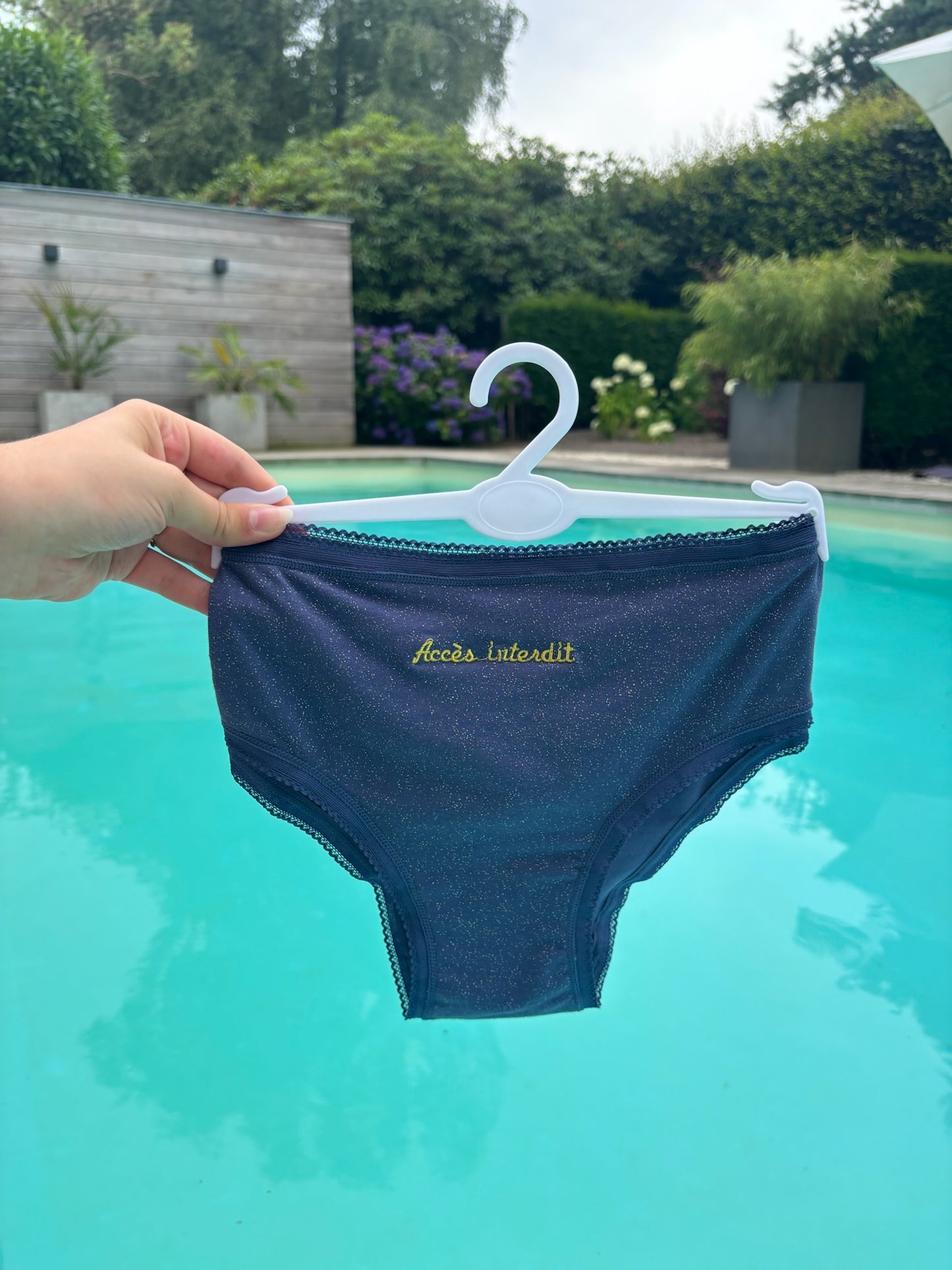 Culottes pailletés “accès interdit”