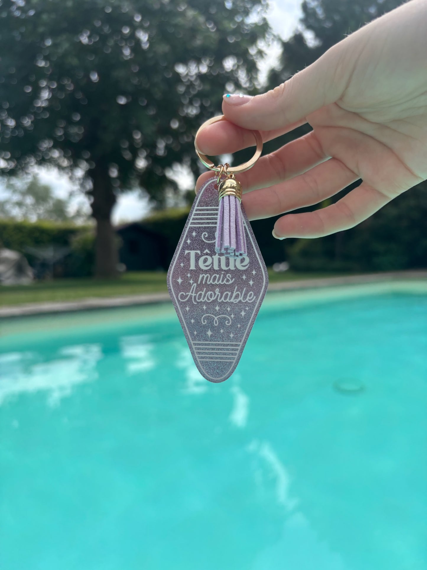 Porte-clés « Têtue mais adorable » mauve pailleté
