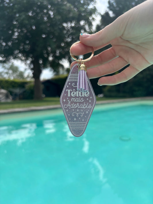 Porte-clés « Têtue mais adorable » mauve pailleté