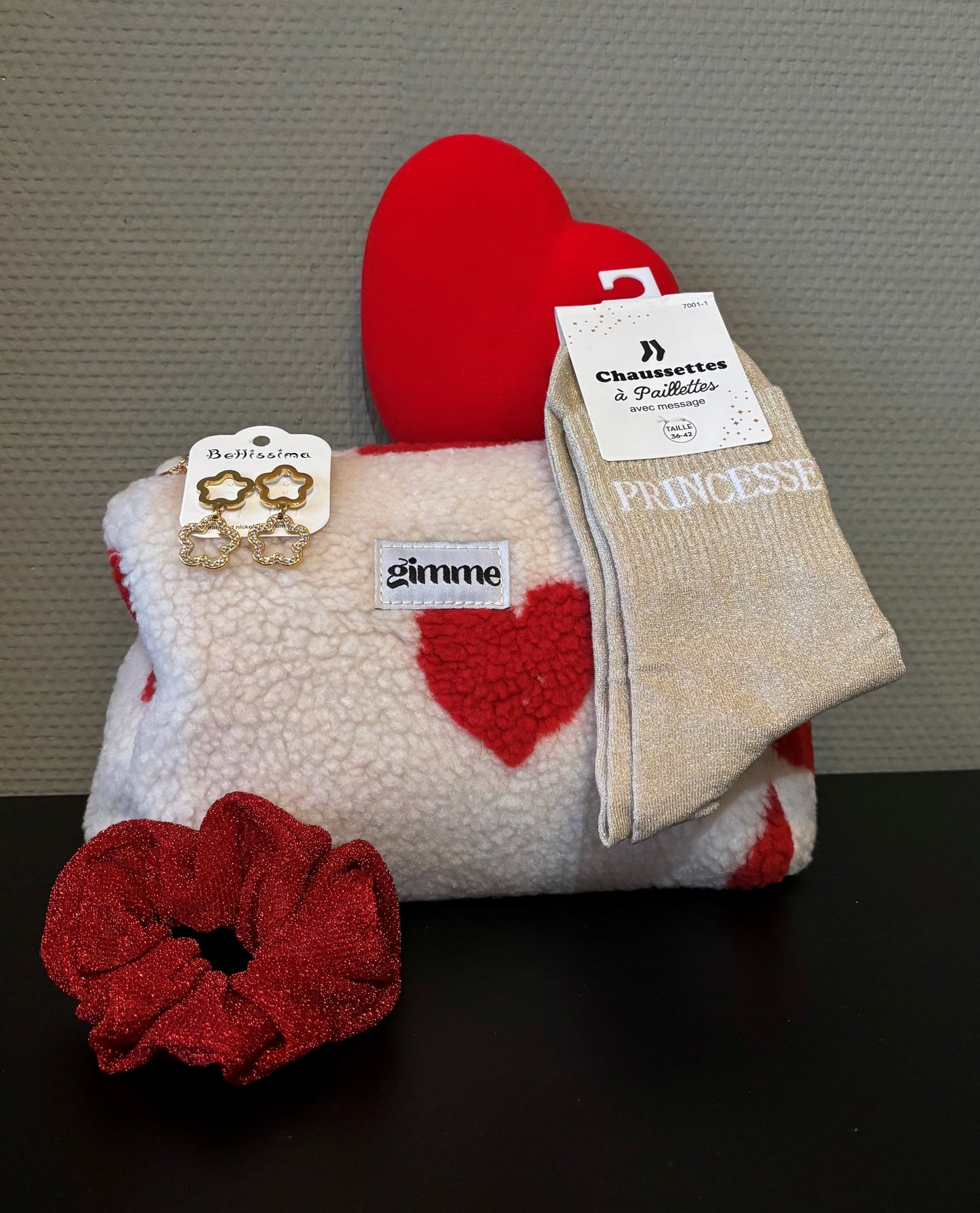 Trousse surprise Saint-Valentin (boucles d'oreilles, chaussettes et chouchou à paillettes)