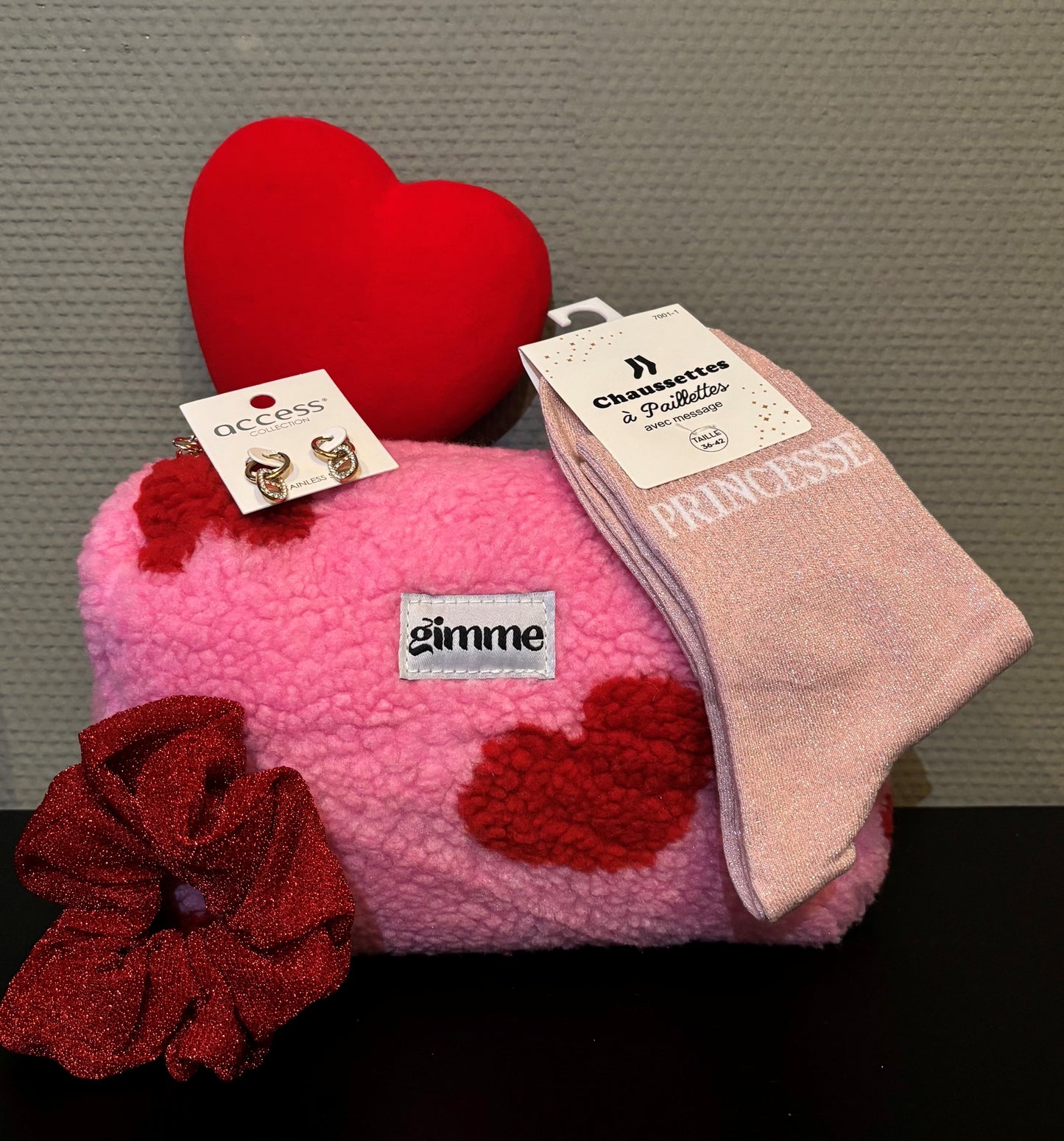 Trousse surprise Saint-Valentin (boucles d'oreilles, chaussettes et chouchou à paillettes)